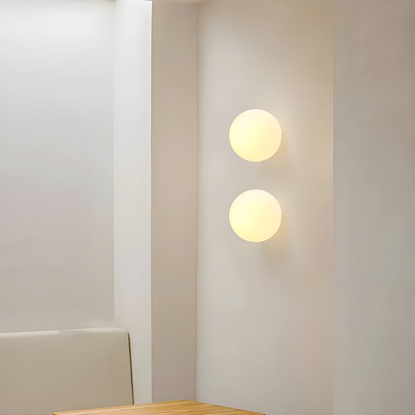GlasAura Wandlampe mit Mattglasball und Metallbasis | Karnz