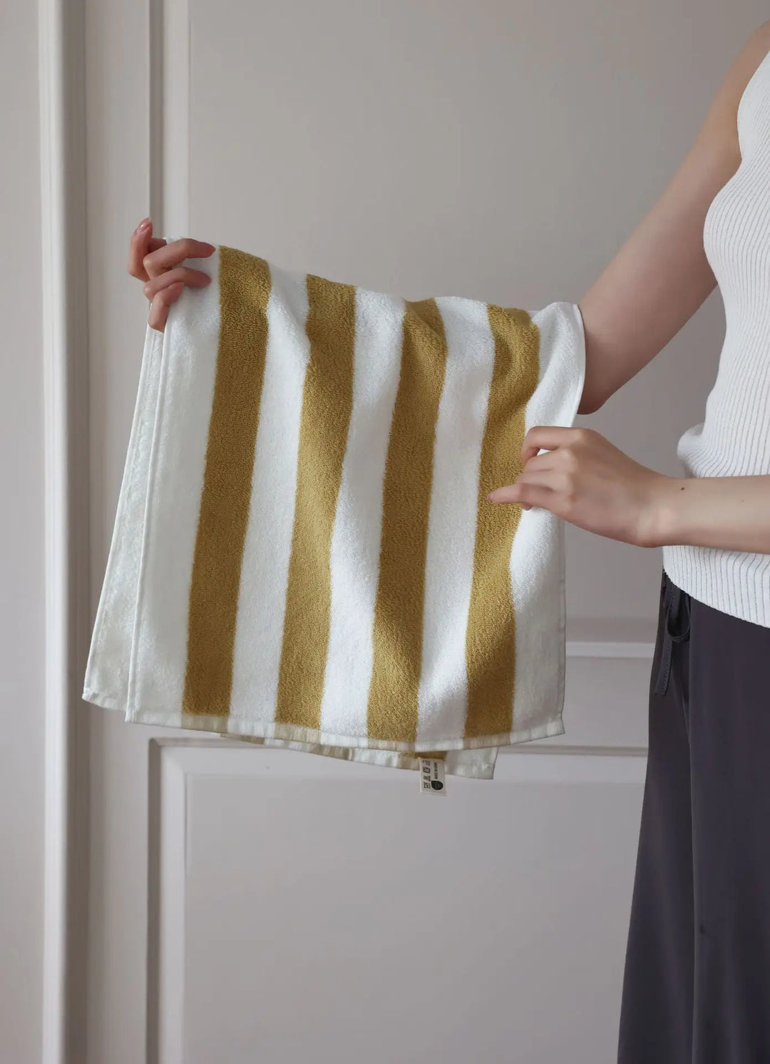 RetroStripe Luxe Baumwollhandtuch – Gestreiftes Baumwoll-Handtuch in Hotelqualität | Karnz
