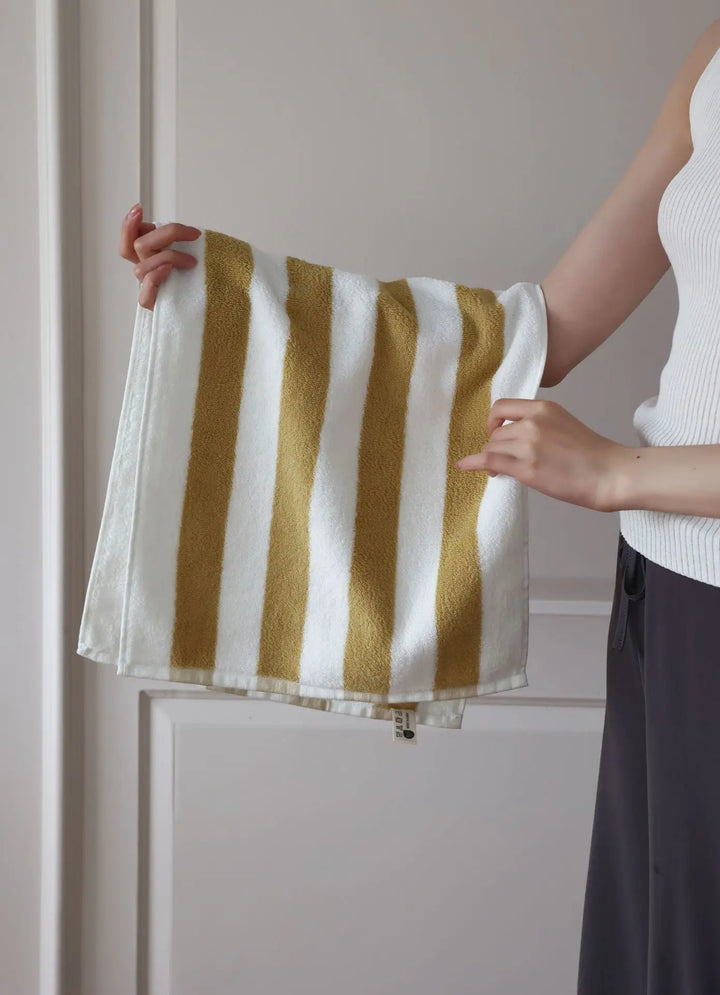 RetroStripe Luxe Baumwollhandtuch – Gestreiftes Baumwoll-Handtuch in Hotelqualität | Karnz