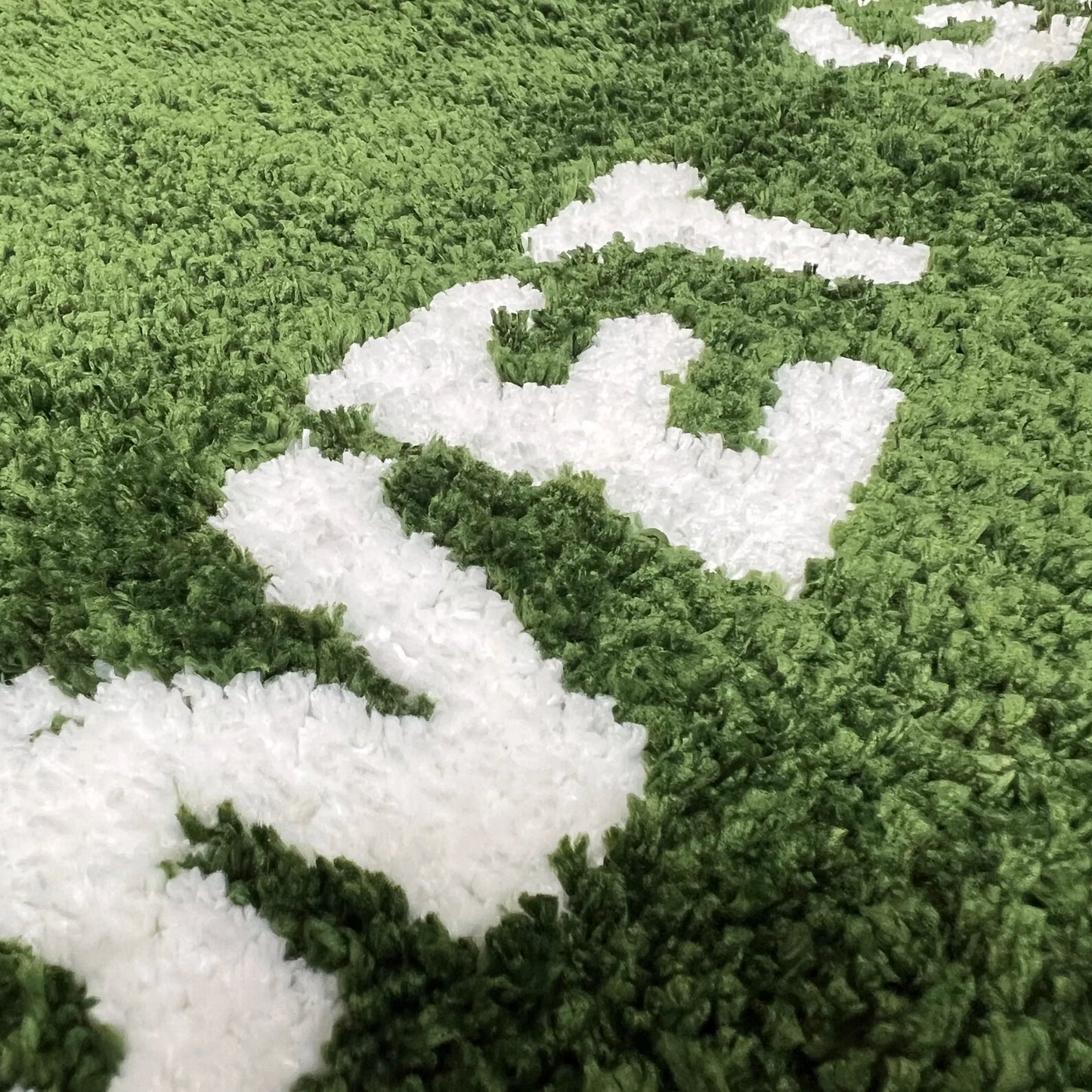 FreshLawn Comfort Mat – Trendige "Wet Grass"-Fußmatte in Grün mit Weichem Plüsch | Karnz