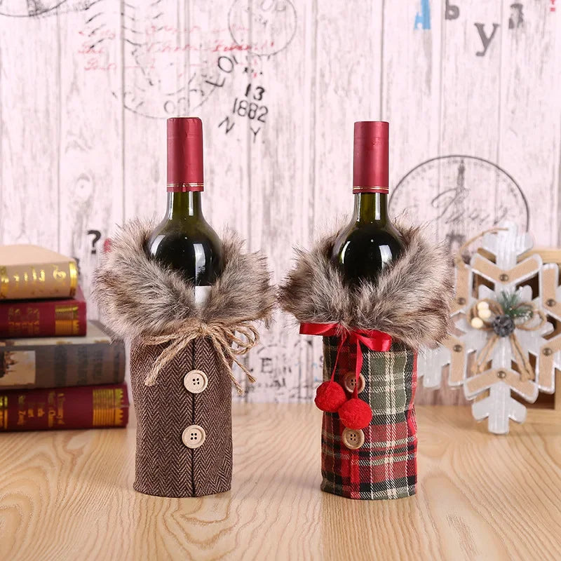 Weihnachtliche Flaschenhülle mit Fellkragen – Festliche Hülle für Weinflaschen, Wichtel-Deko für Weihnachten, Perfekt als Geschenkverpackung | Karnz