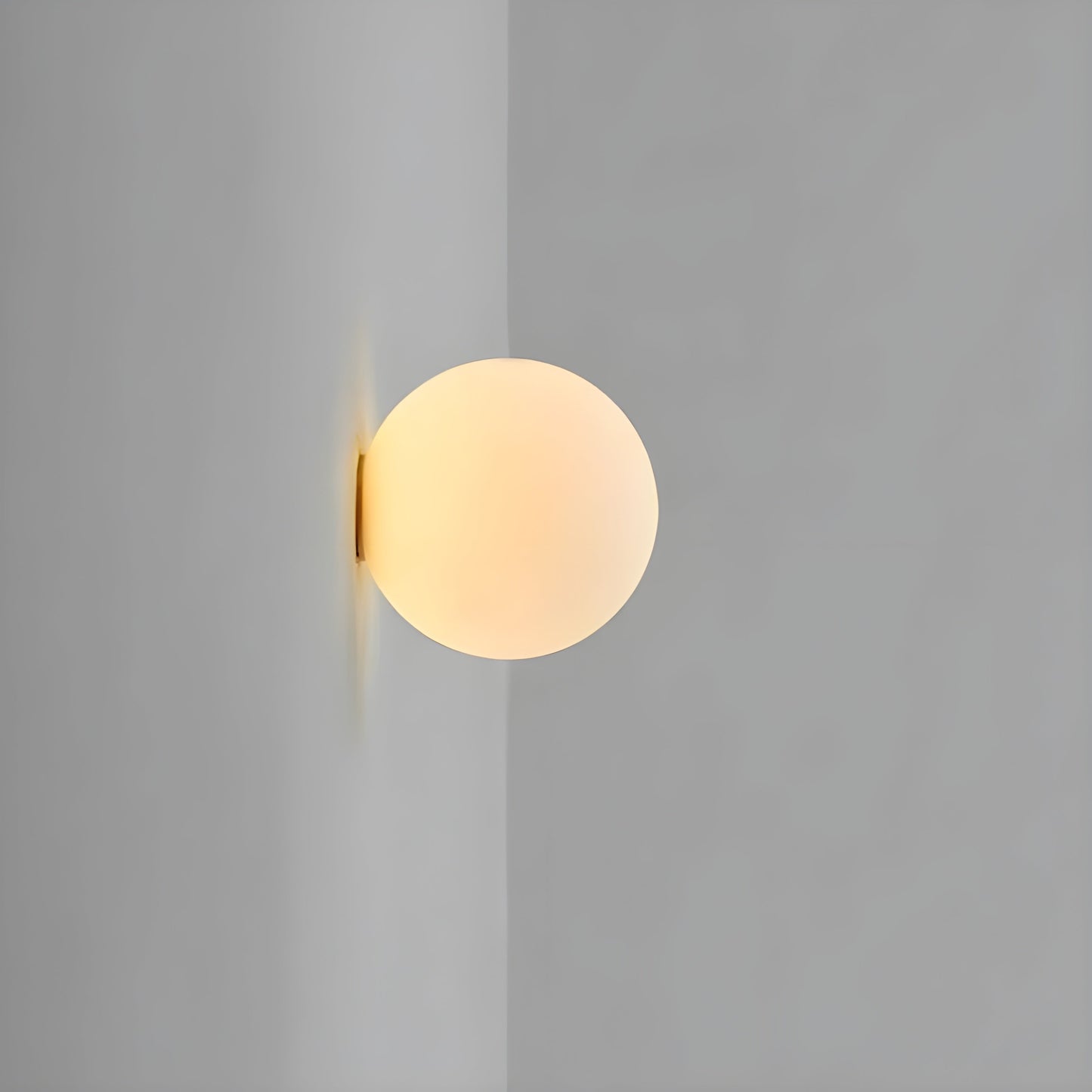 GlasAura Wandlampe mit Mattglasball und Metallbasis | Karnz