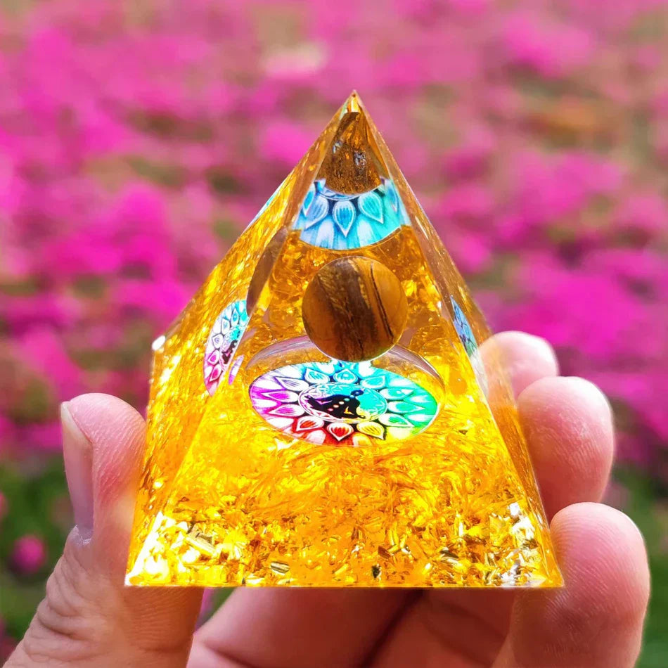 Orgonite-Pyramide mit Amethyst Pendel – Energie, Schutz und Dekoration | Karnz