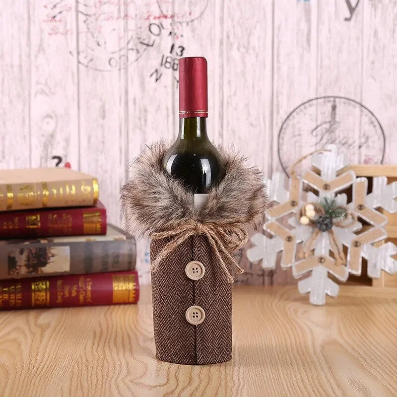 Weihnachtliche Flaschenhülle mit Fellkragen – Festliche Hülle für Weinflaschen, Wichtel-Deko für Weihnachten, Perfekt als Geschenkverpackung | Karnz
