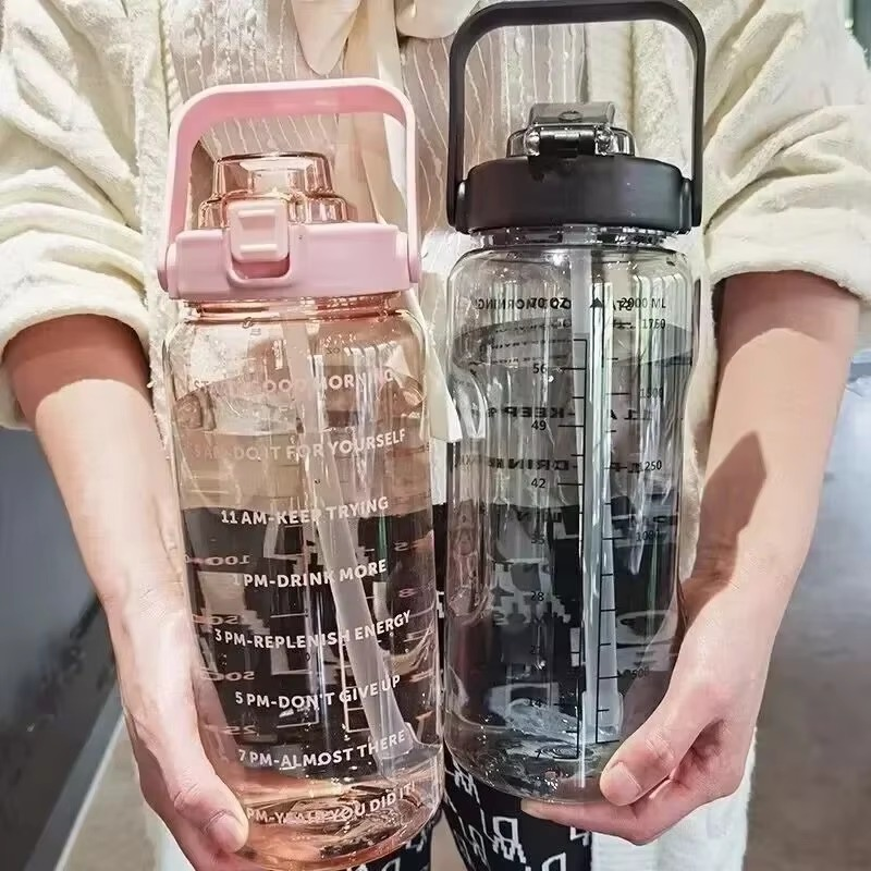Große 2-Liter-Sportwasserflasche mit Strohhalm und Zeitanzeige für Fitnessstudio und Outdoor-Fitness
