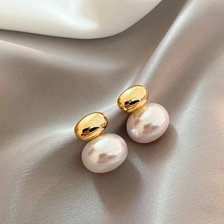 Karnz | Klassische mit Gold akzentuierte Perlen-Ohrstecker