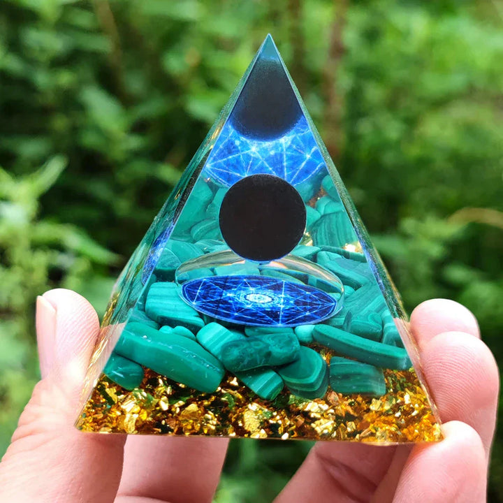 Orgonite-Pyramide mit Amethyst Pendel – Energie, Schutz und Dekoration | Karnz