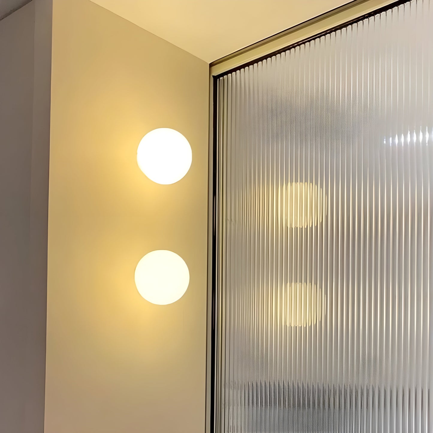 GlasAura Wandlampe mit Mattglasball und Metallbasis | Karnz