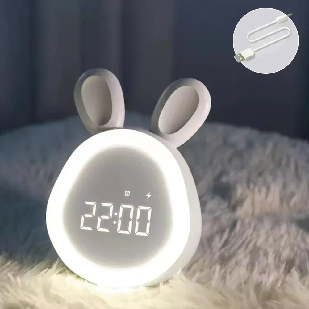 Niedlicher Kinder Wecker mit LED-Anzeige, Nachtlicht und Alarm – Hasenform für Jungen und Mädchen, Ideal für Kinderzimmer und sanftes Aufwachen | Karnz