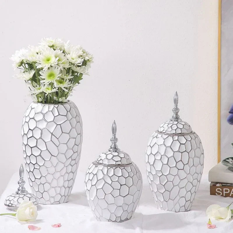 Karnz | Elegante Keramikvase mit goldenen Akzenten
