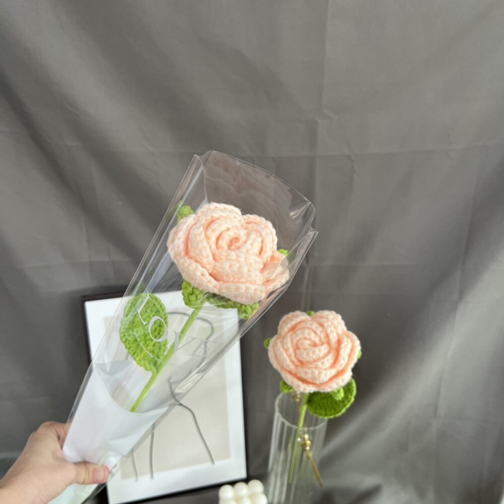 Handgestrickter Rosenstrauß