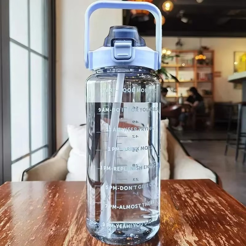 Große 2-Liter-Sportwasserflasche mit Strohhalm und Zeitanzeige für Fitnessstudio und Outdoor-Fitness