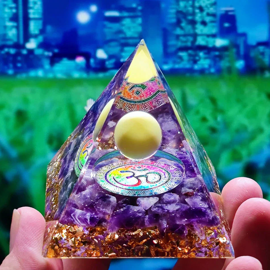 Orgonite-Pyramide mit Amethyst Pendel – Energie, Schutz und Dekoration | Karnz