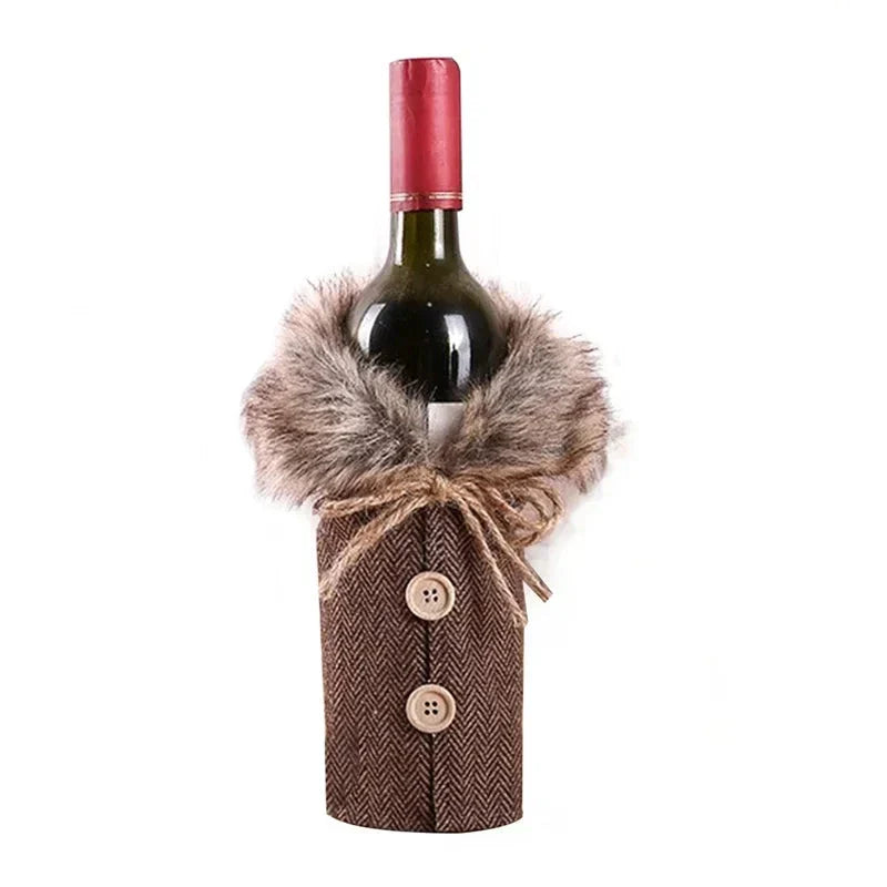 Weihnachtliche Flaschenhülle mit Fellkragen – Festliche Hülle für Weinflaschen, Wichtel-Deko für Weihnachten, Perfekt als Geschenkverpackung | Karnz