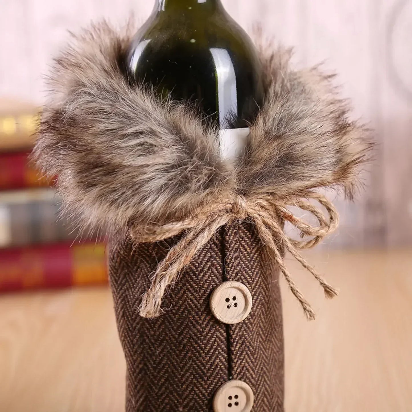 Weihnachtliche Flaschenhülle mit Fellkragen – Festliche Hülle für Weinflaschen, Wichtel-Deko für Weihnachten, Perfekt als Geschenkverpackung | Karnz