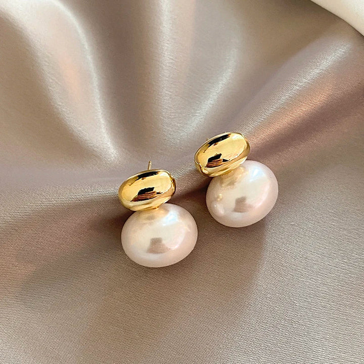 Karnz | Klassische mit Gold akzentuierte Perlen-Ohrstecker