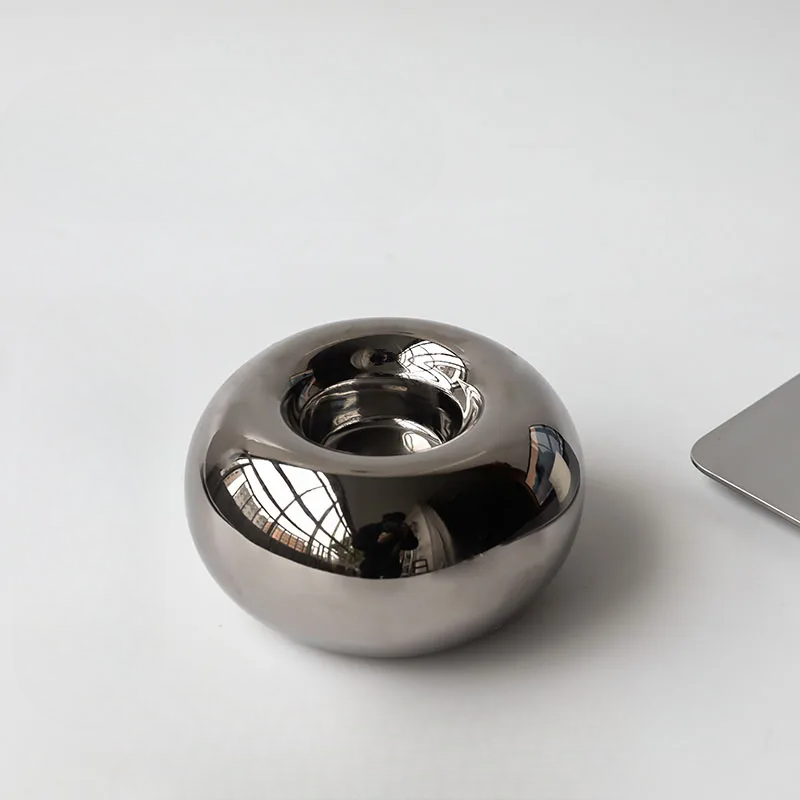 Eleganter Silberner Kerzenhalter mit minimalistischem Design | Karnz