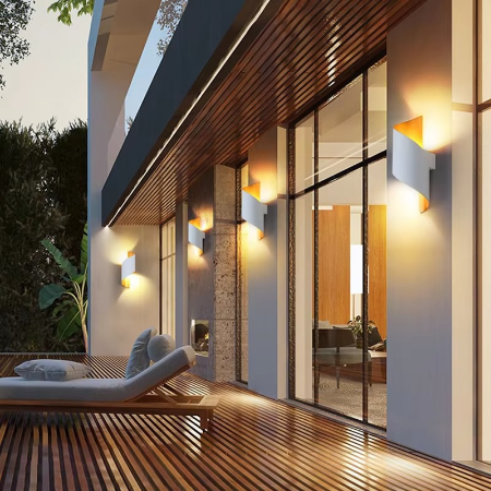 Elegante, in zwei Richtungen abstrahlende LED-Außenwandleuchte