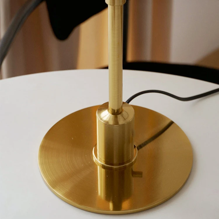 Karnz | Skandinavische Designer Tischlampe Minimalistisch