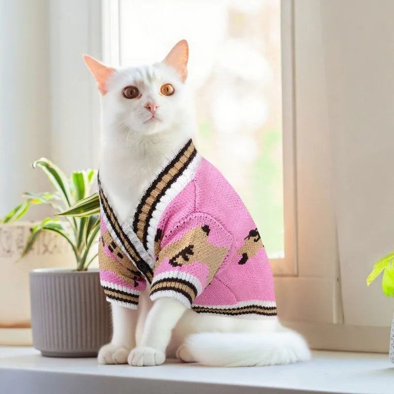 Hundekardigan aus gestricktem, warmem und gestreiftem Karnz