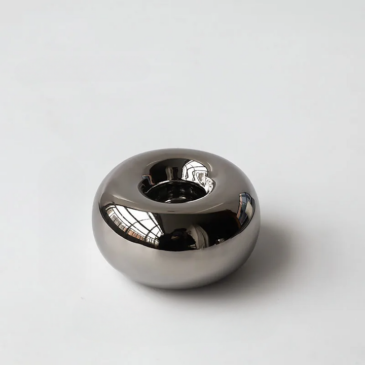 Eleganter Silberner Kerzenhalter mit minimalistischem Design | Karnz