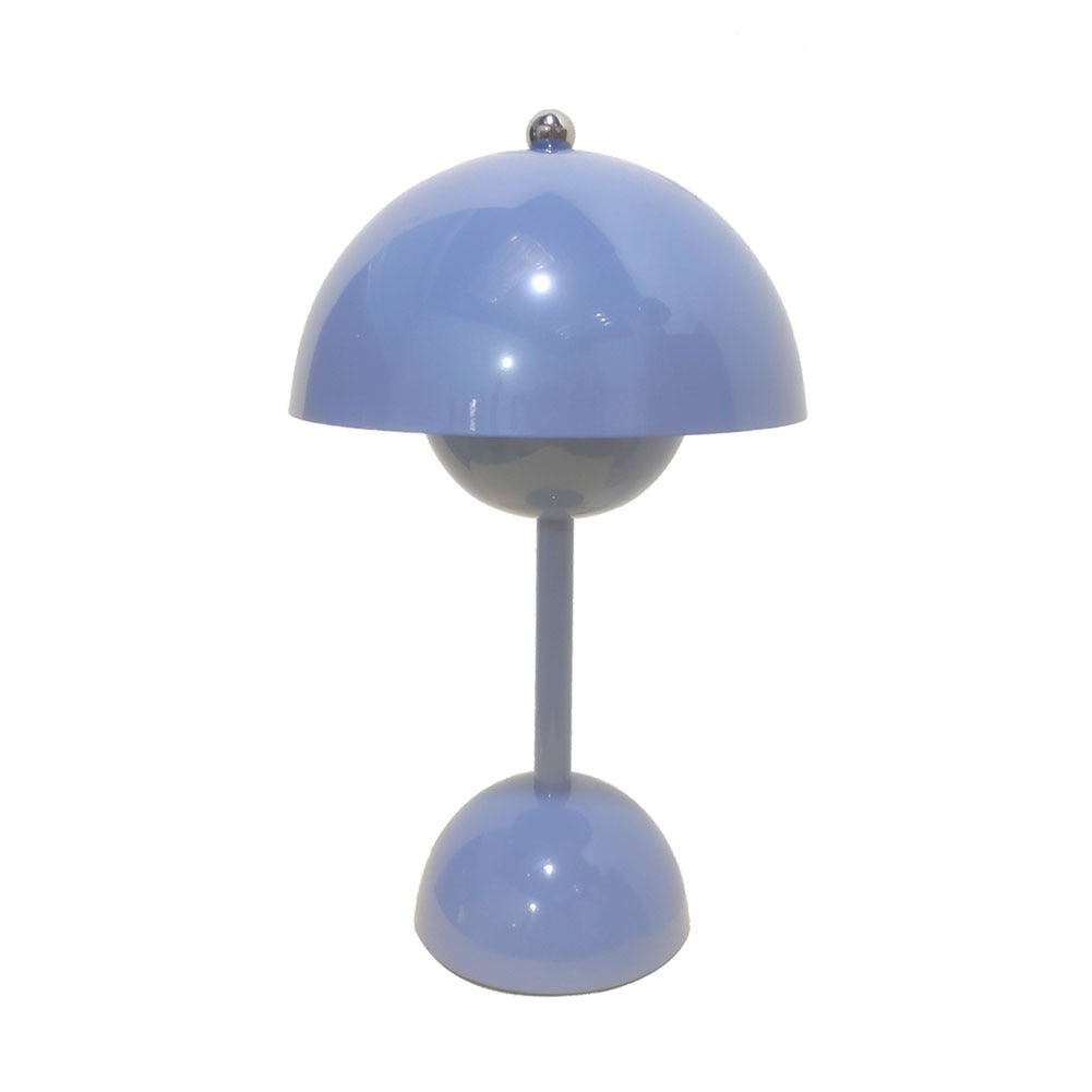Runde Tischlampe in Pastellblau vor weißem Hintergrund
