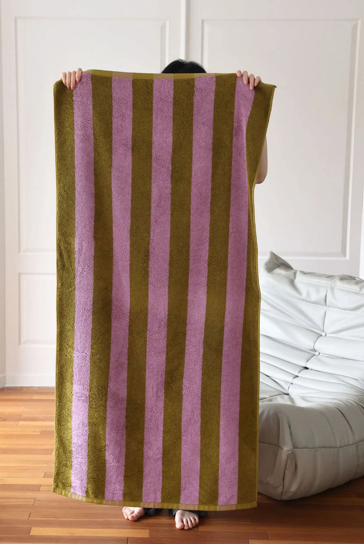 RetroStripe Luxe Baumwollhandtuch – Gestreiftes Baumwoll-Handtuch in Hotelqualität | Karnz
