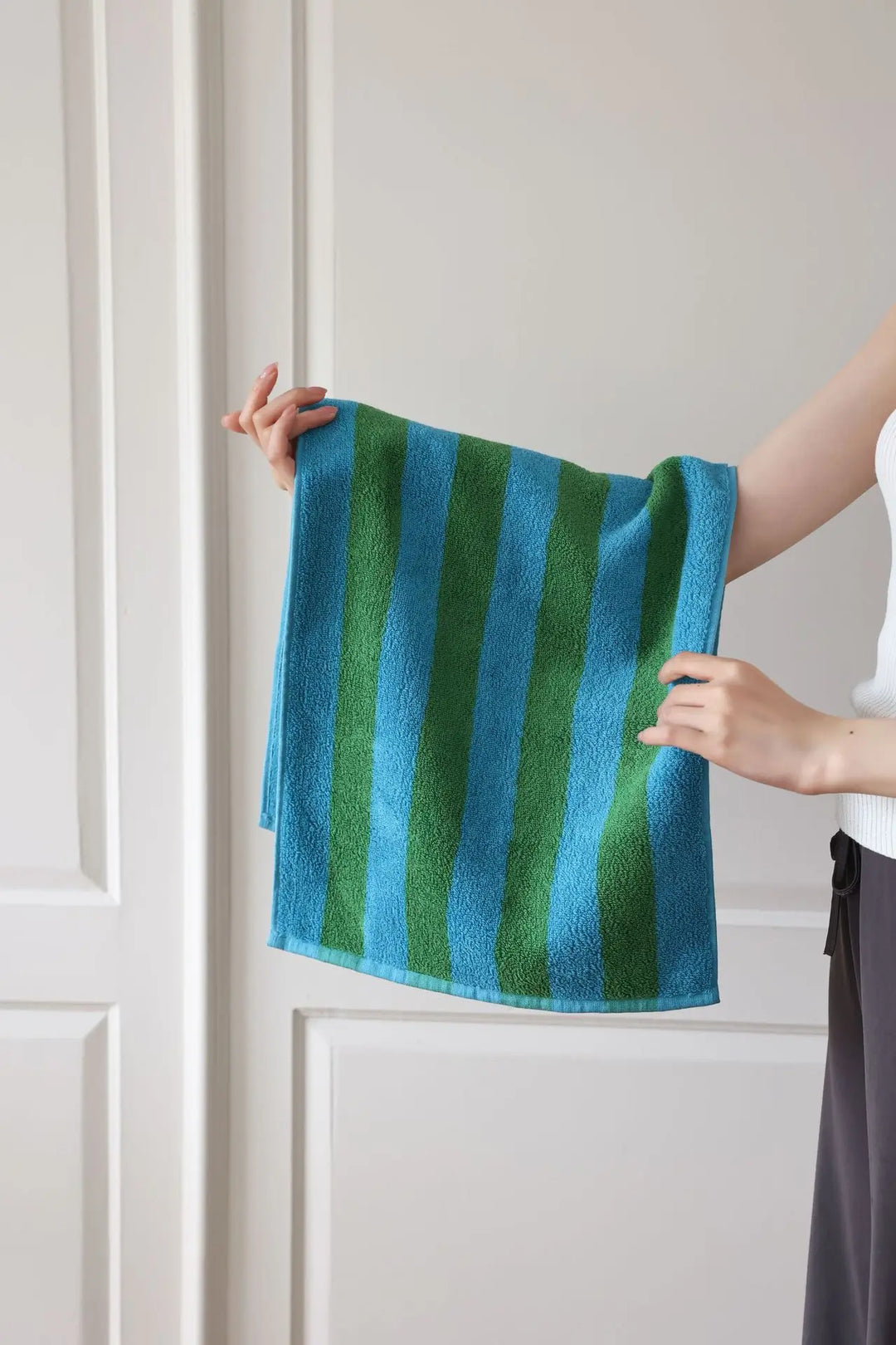 RetroStripe Luxe Baumwollhandtuch – Gestreiftes Baumwoll-Handtuch in Hotelqualität | Karnz