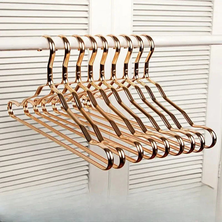 Hochwertige Kleiderbügel aus Messing für elegante Garderobe