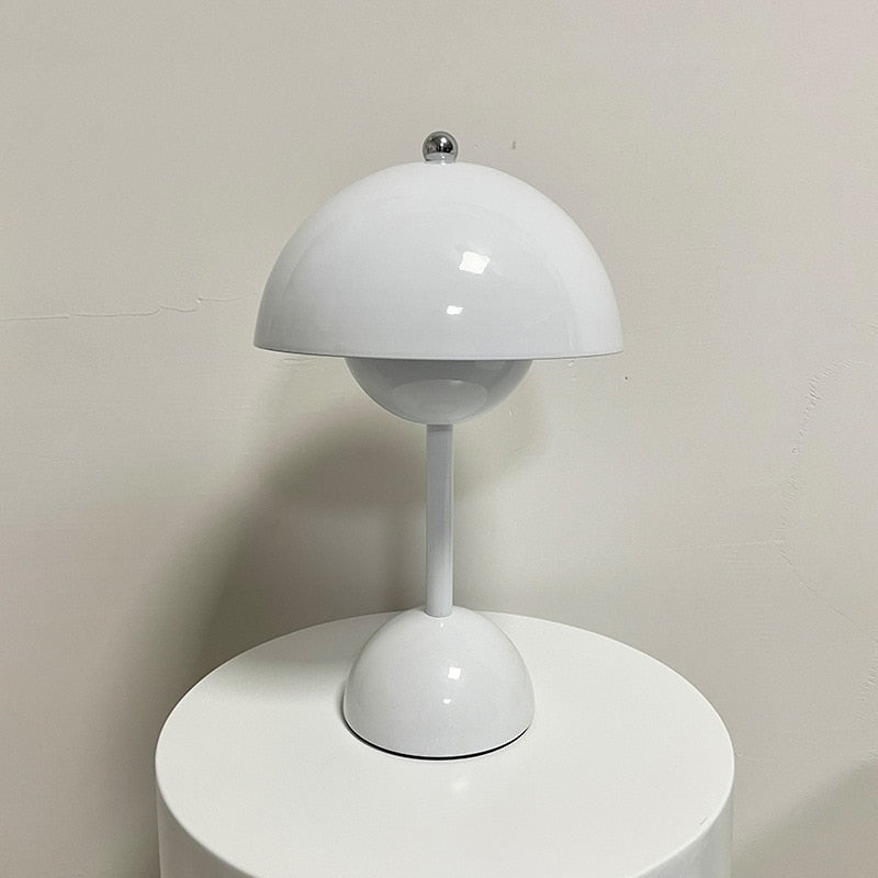 Weiße Retro-Tischlampe mit glänzendem Fuß auf Hocker