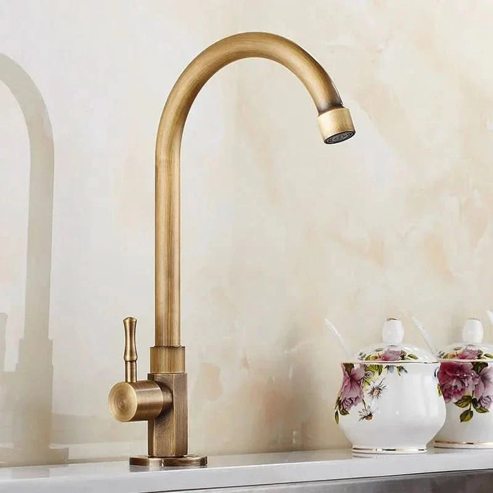 Antiker Messing-Schwanenhals-Wasserhahn für die Küche