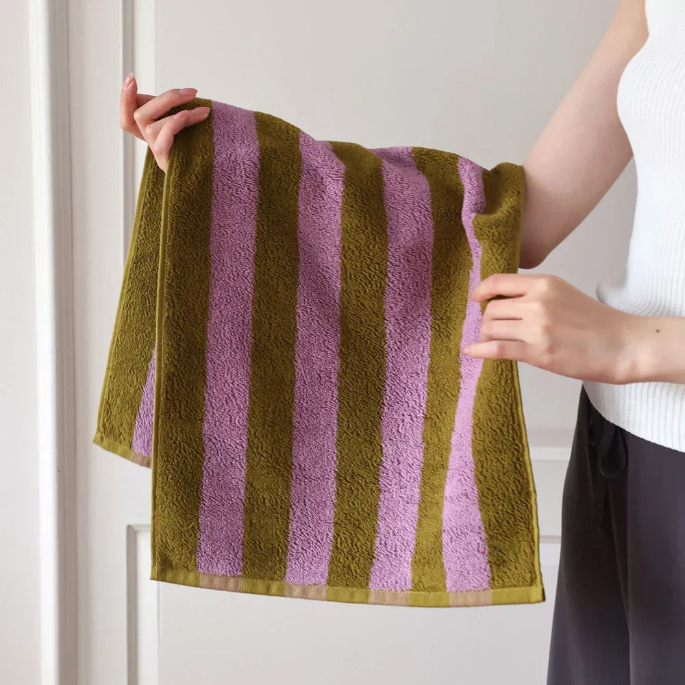 RetroStripe Luxe Baumwollhandtuch – Gestreiftes Baumwoll-Handtuch in Hotelqualität | Karnz