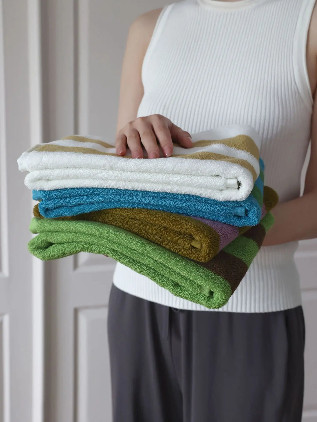 RetroStripe Luxe Baumwollhandtuch – Gestreiftes Baumwoll-Handtuch in Hotelqualität | Karnz