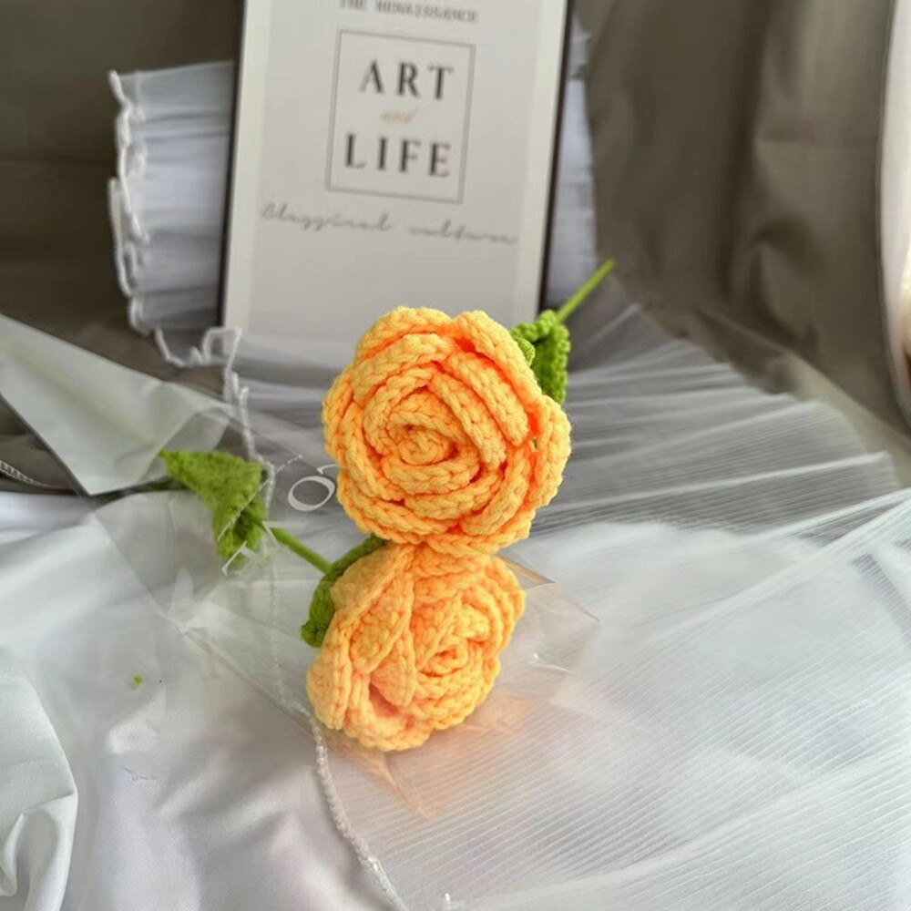 Handgestrickter Rosenstrauß