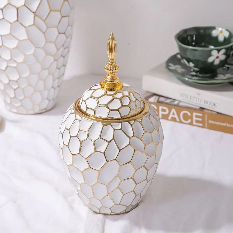 Karnz | Elegante Keramikvase mit goldenen Akzenten