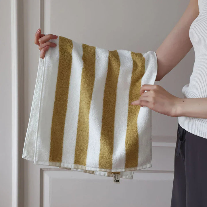 RetroStripe Luxe Baumwollhandtuch – Gestreiftes Baumwoll-Handtuch in Hotelqualität | Karnz