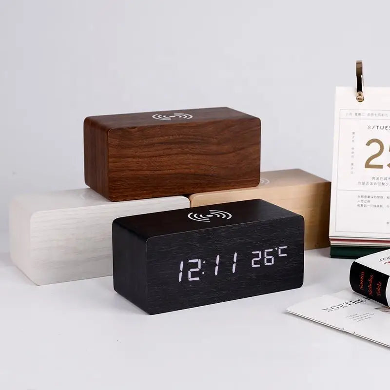 Minimalistischer LED Holz-Wecker mit Temperaturanzeige, kabelloser Ladefunktion und digitaler Zeitanzeige – Ideal für Schlafzimmer und Büro | Karnz