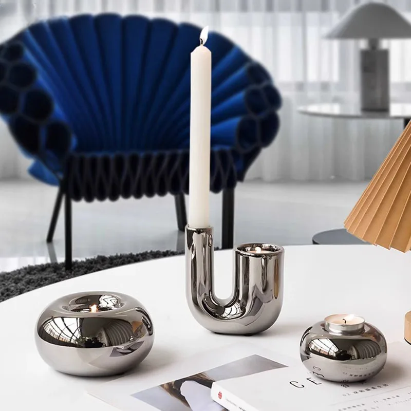 Eleganter Silberner Kerzenhalter mit minimalistischem Design | Karnz