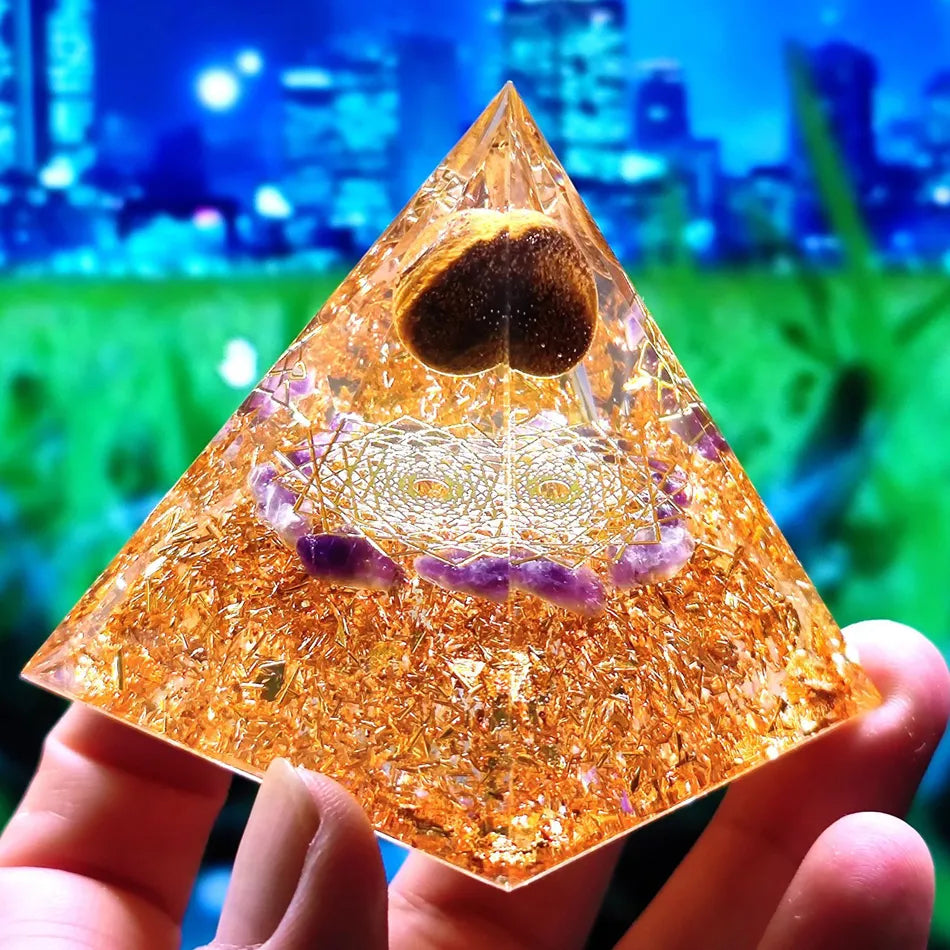Orgonite-Pyramide mit Amethyst Pendel – Energie, Schutz und Dekoration | Karnz