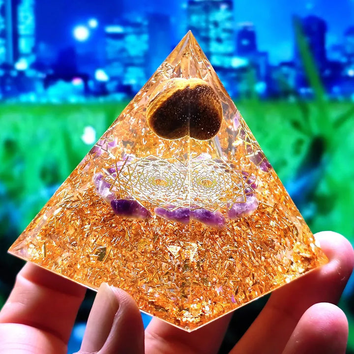 Orgonite-Pyramide mit Amethyst Pendel – Energie, Schutz und Dekoration | Karnz