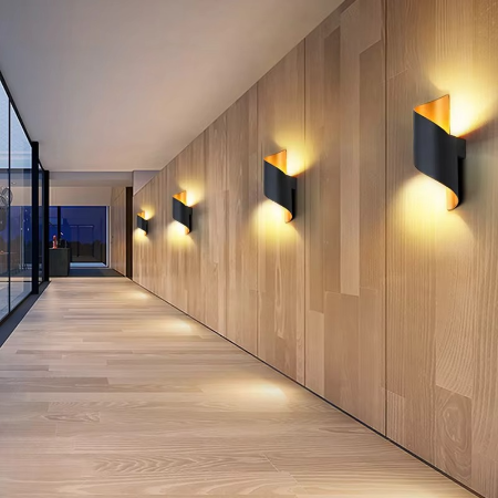 Elegante, in zwei Richtungen abstrahlende LED-Außenwandleuchte