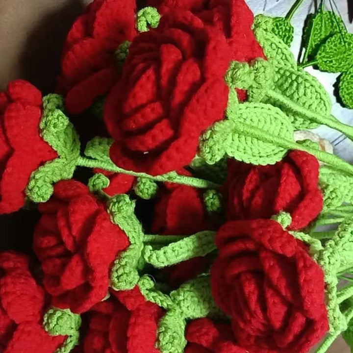 Handgestrickter Rosenstrauß