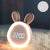 WakkerKonijn – Kinder-Wecker mit LED-Nachtlicht und verspieltem Hasen-Design | Karnz