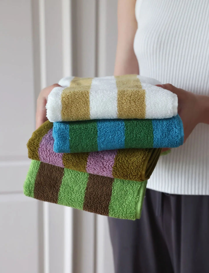 RetroStripe Luxe Baumwollhandtuch – Gestreiftes Baumwoll-Handtuch in Hotelqualität | Karnz