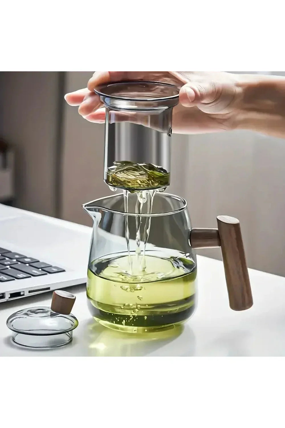 Teekanne aus Glas mit Holzgriff