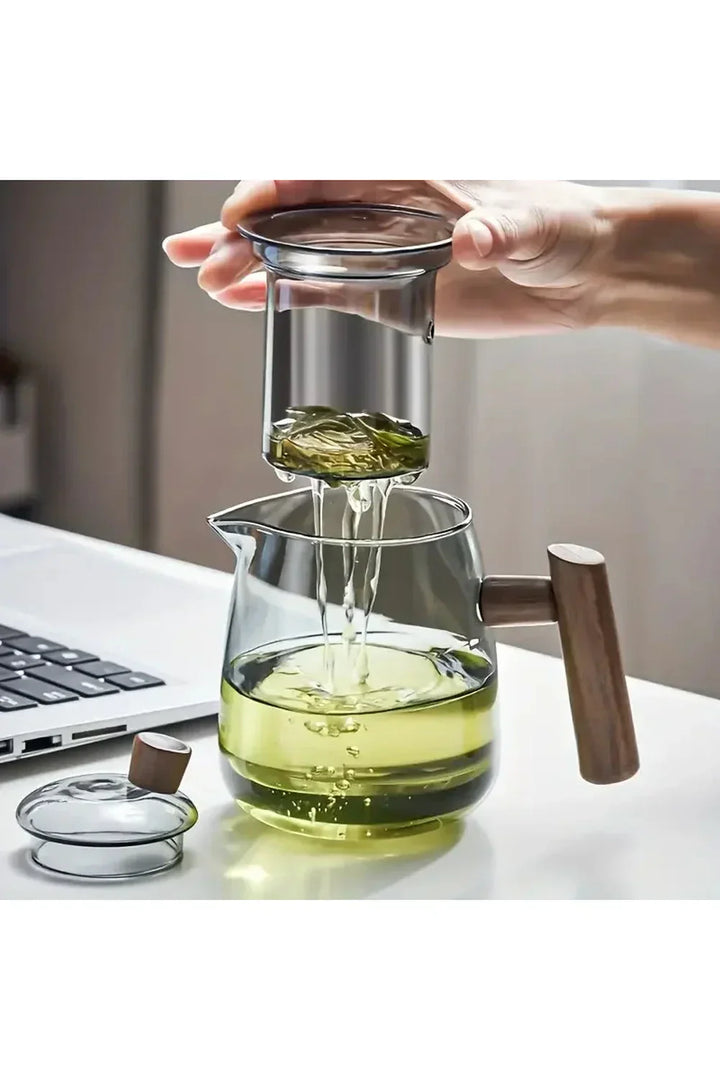 Teekanne aus Glas mit Holzgriff