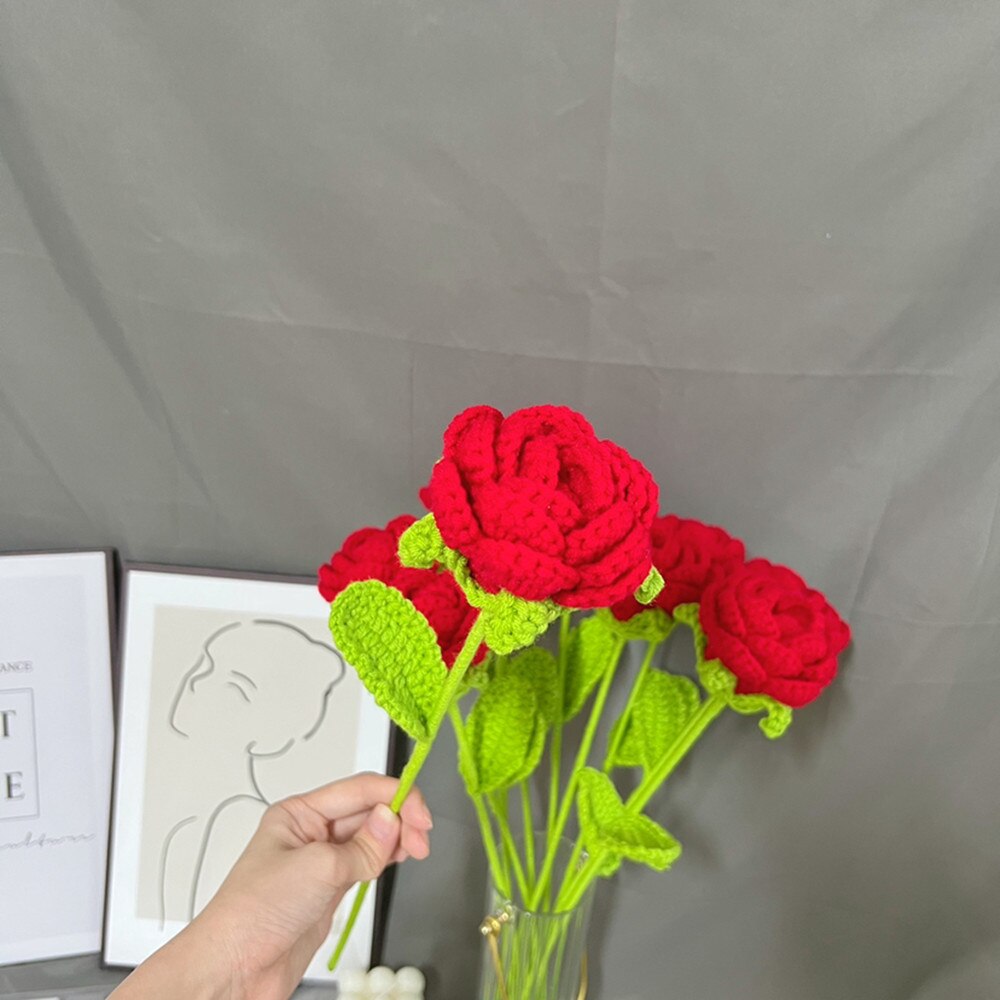 Handgestrickter Rosenstrauß