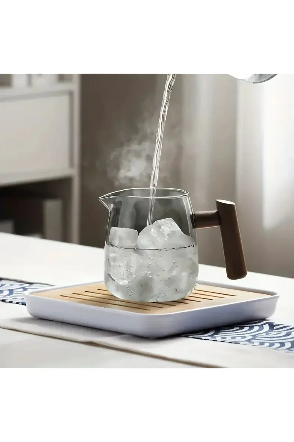 Teekanne aus Glas mit Holzgriff