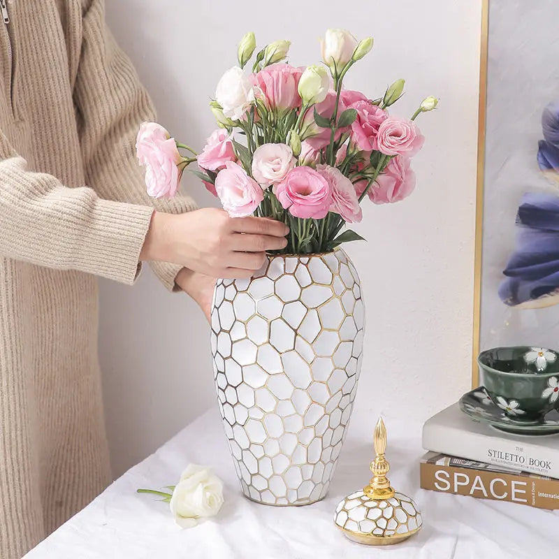 Karnz | Elegante Keramikvase mit goldenen Akzenten