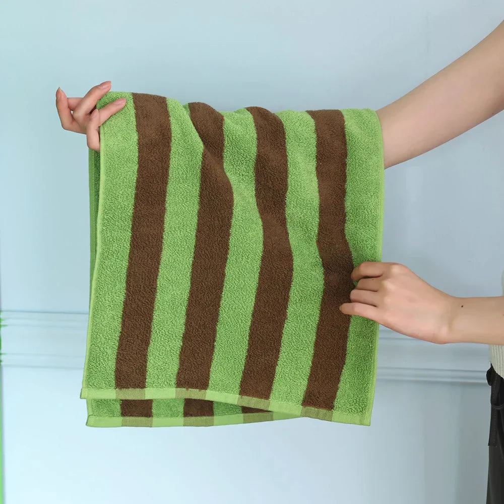 RetroStripe Luxe Baumwollhandtuch – Gestreiftes Baumwoll-Handtuch in Hotelqualität | Karnz